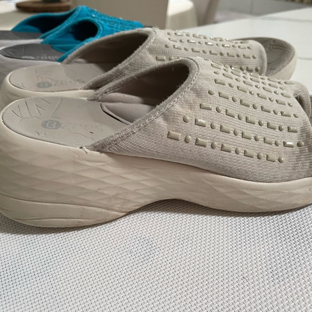 Women’s Bzees wedge sandals light neutral gray. Like new. Size 6 1/2
